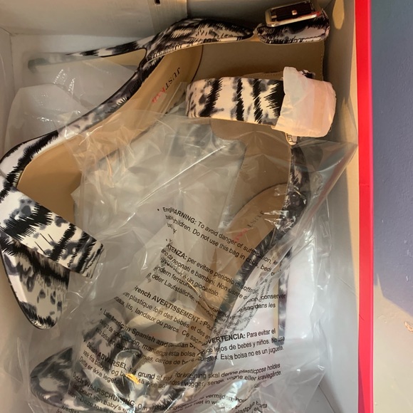 Black and white strap heel - Picture 2 of 2